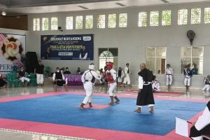 Atlet kempo sedang bertanding di ajang Porprov Sumsel ke-XIII di Aula Islamic Center Baturaja, Senin. (ANTARA/Edo Purmana/21)