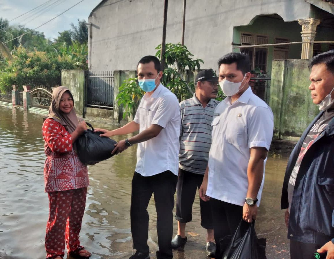 Pemkab OKU Salurkan Bantuan Sembako Untuk Korban Banjir di Desa Tanjung Baru